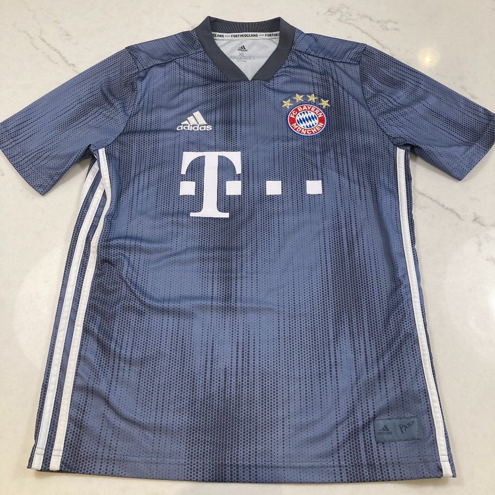 Authentic Lewandowski Bayern Munich Jersey, XL